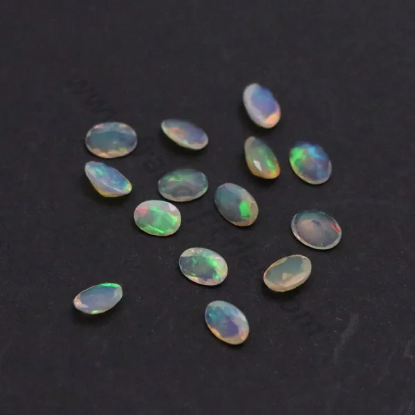 Cabochão oval de opala etíope 5x7mm x 1pc
