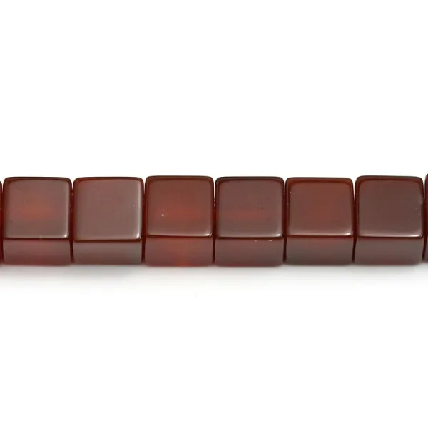Agate teinté en rouge, de forme carré, mesurant 8mm x 40cm