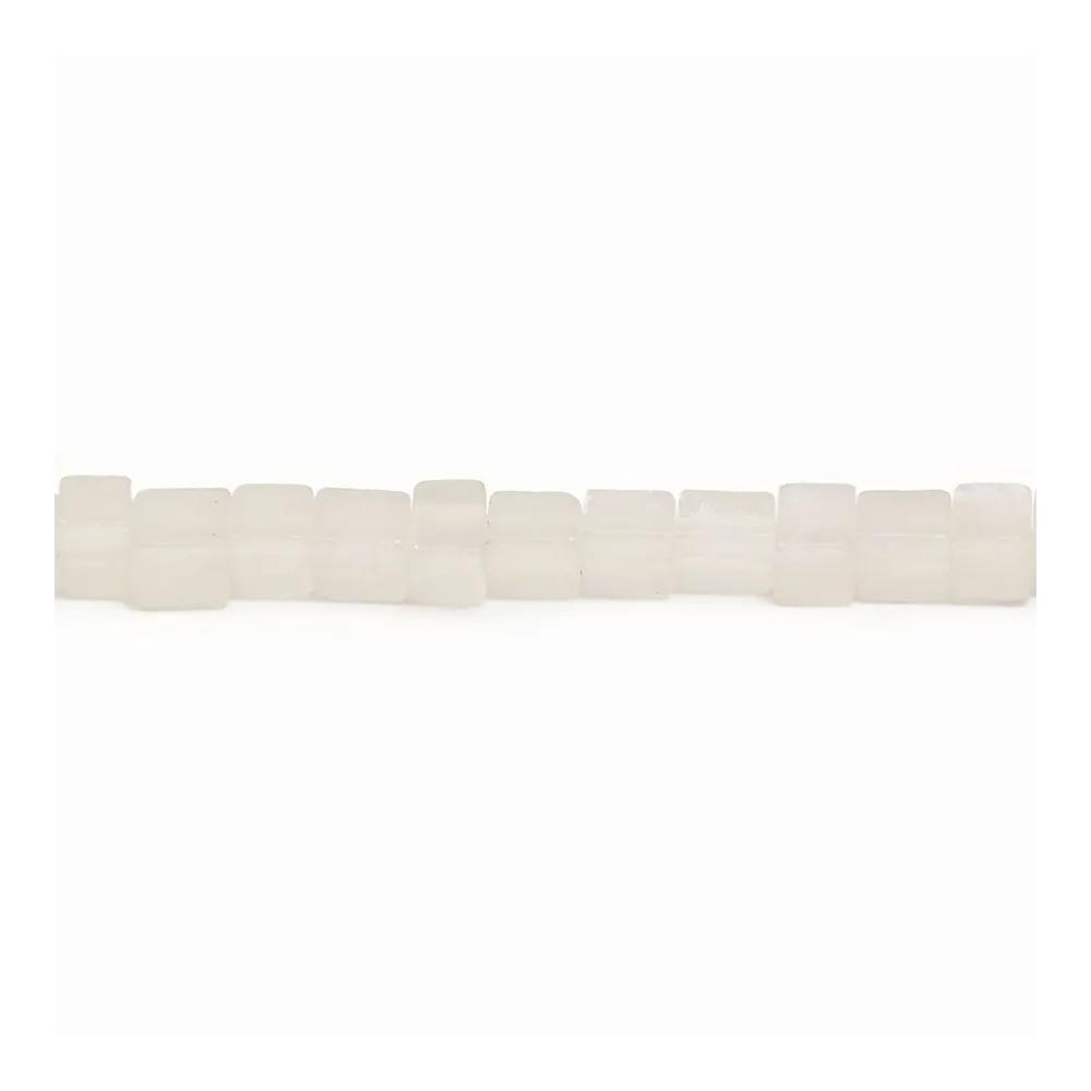 Jade de couleur blanc, de forme carré, 4mm x 40cm