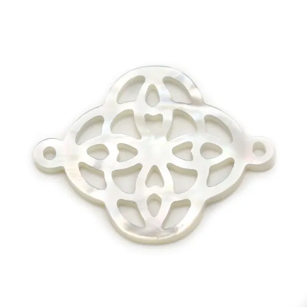Nacre blanche en motif celtique ajouré 18x24mm x 1pc