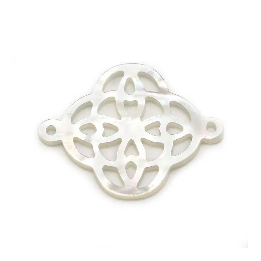 Nacre blanche en motif celtique ajouré 18x24mm x 1pc