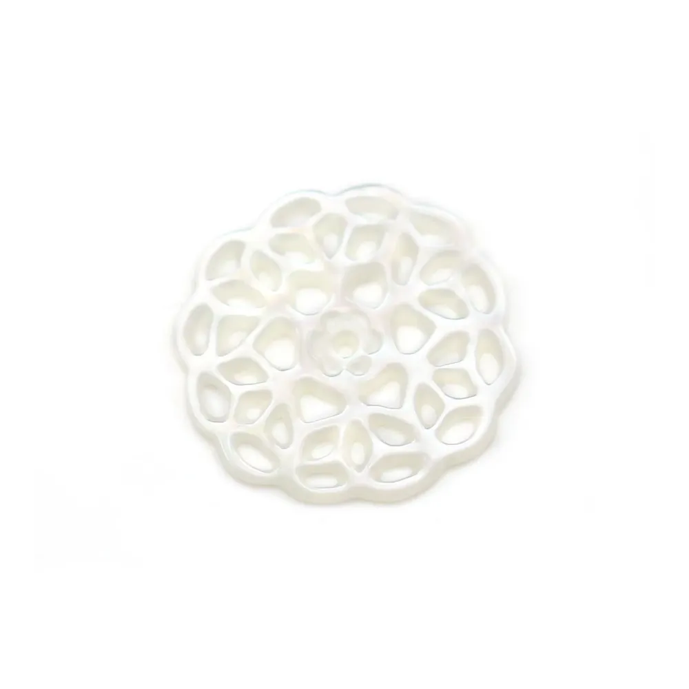 Nacre de couleur blanche, en forme de fleur, de taille 14mm x 1pc