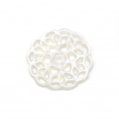 Mother-of-pearl in white color, in the shape of a flower, in size of 14mm x 1pc