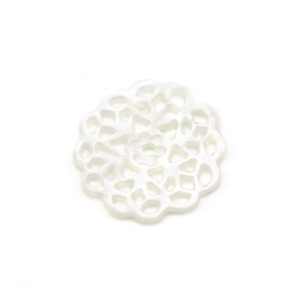 Nacre de couleur blanche, en forme de fleur, de taille 18mm x 1pc