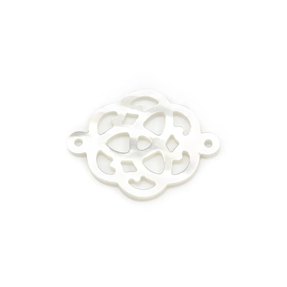 Nacre blanche en motif celtique ajouré 18mm x 1pc
