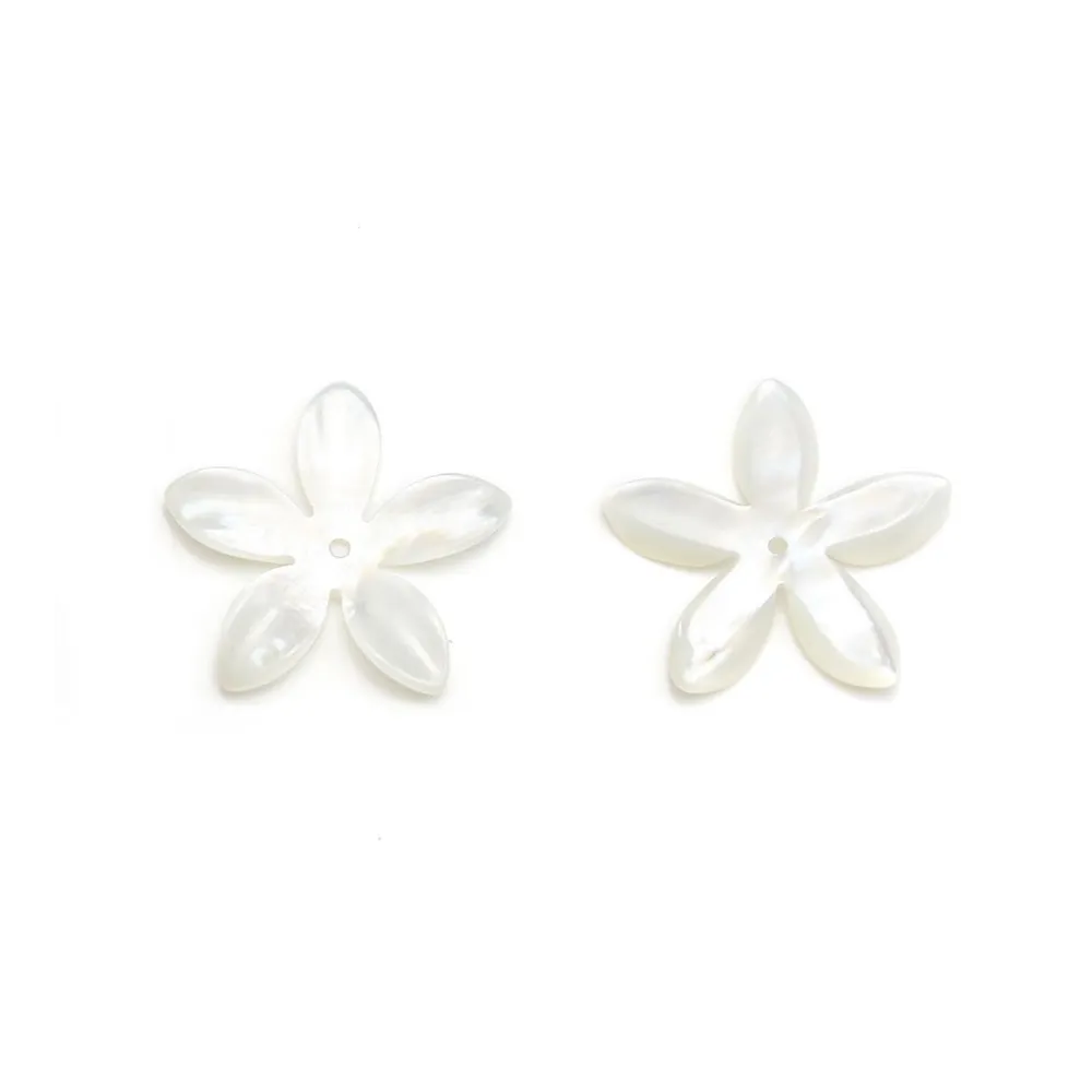 Nacre de couleur blanche et en forme de fleur, mesurant 18mm x 1pc
