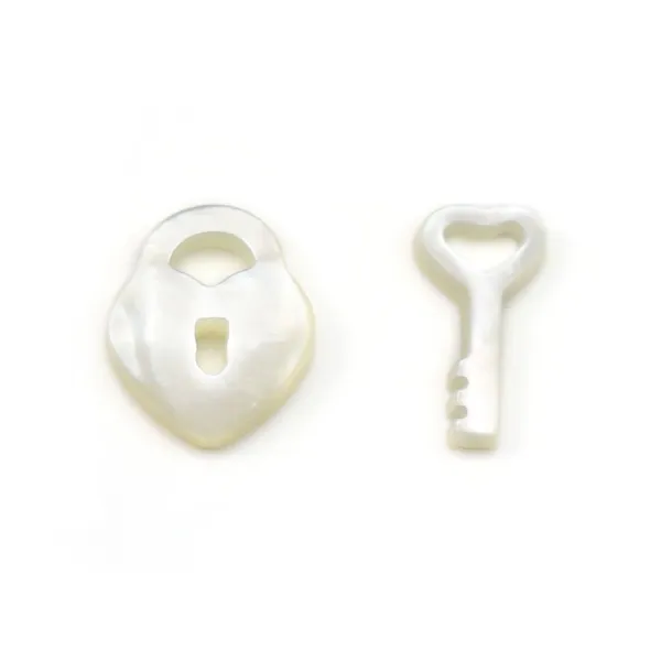 Nacre blanche en forme de cadenas et clé 