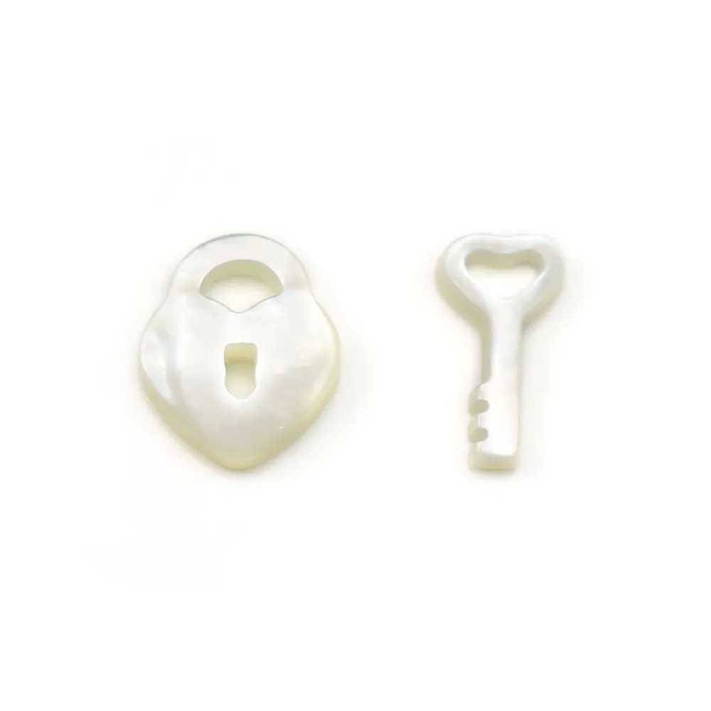 Nacre blanche en forme de cadenas et clé 