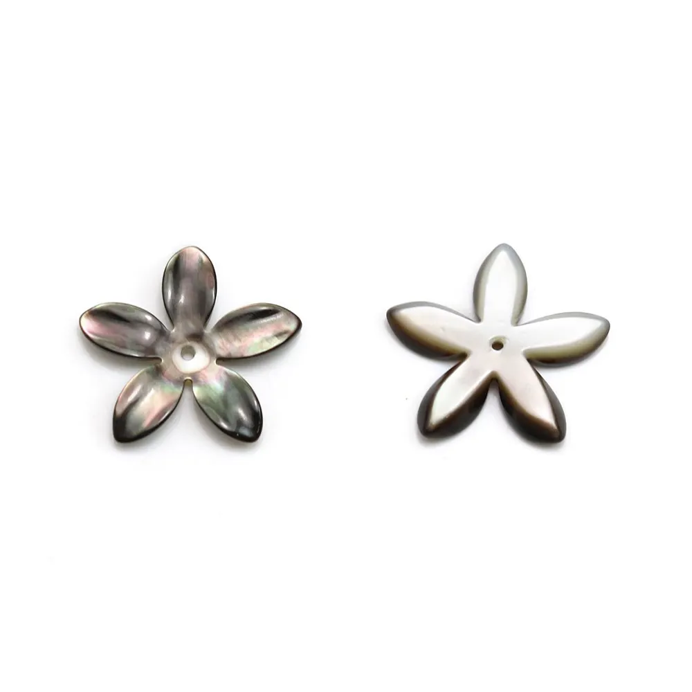 Nacre de couleur grise, en forme de fleur, mesurant 18mm x 1pc