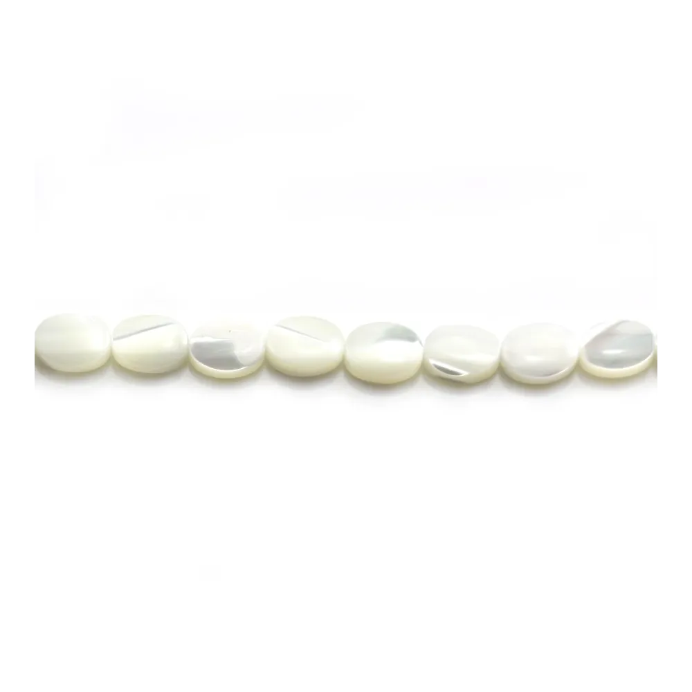 Nacre blanche en ovale sur fil 6x8mm x 40cm