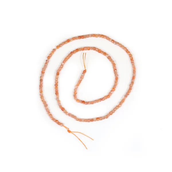 Sonnestein Würfel facettiert 2mm x 39cm