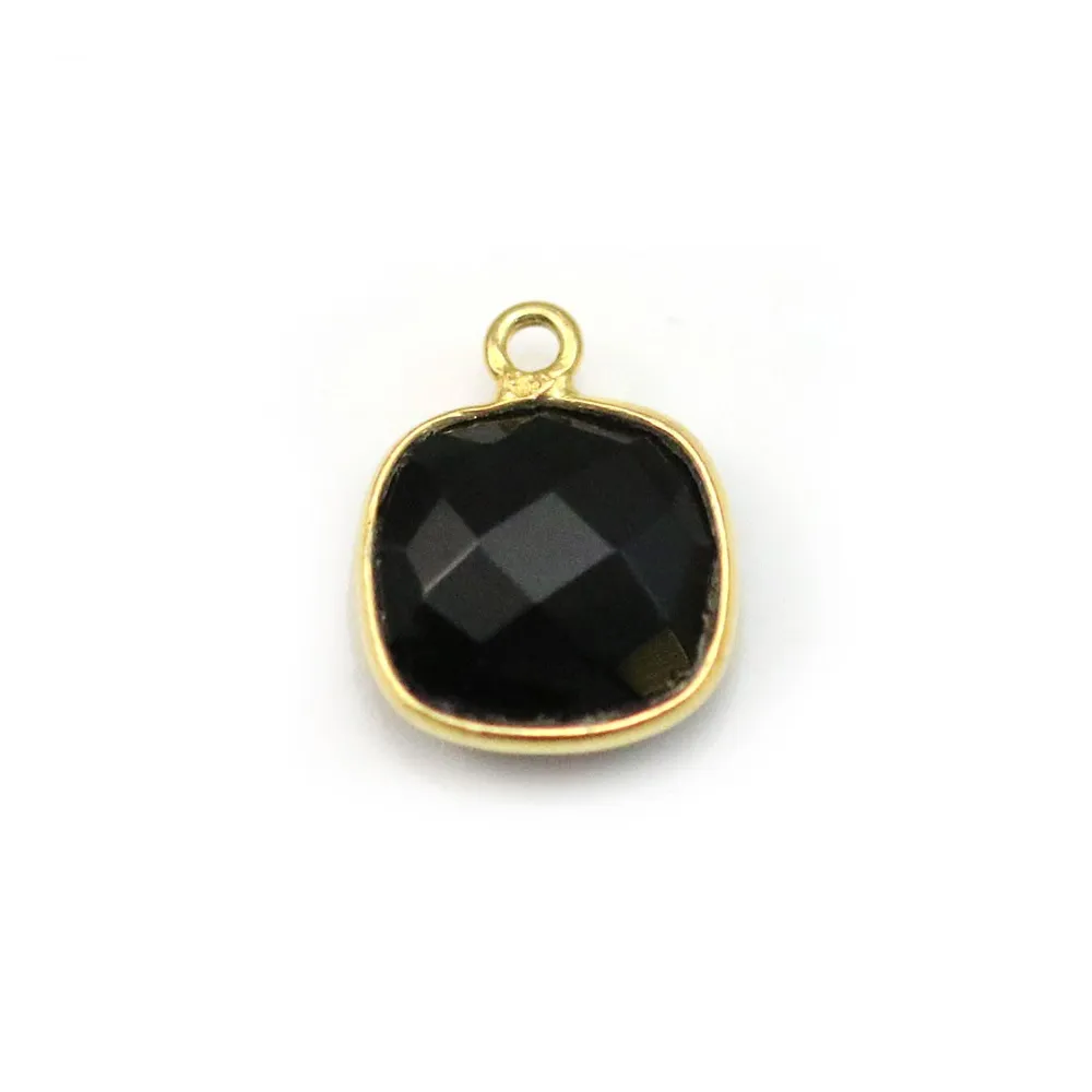 Agate noir de forme carré, 1 anneau, serti en argent doré, 11mm x 1pc