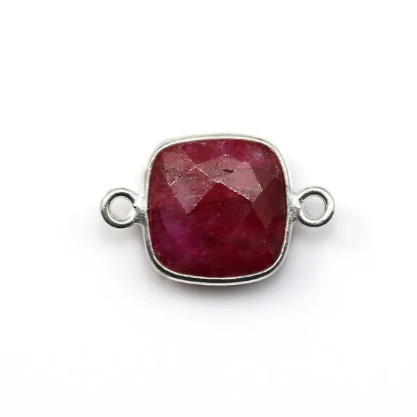 Pierre traitée avec 2 anneaux couleur rubis sertie sur argent 925 carré facettée 11mm x 1pc