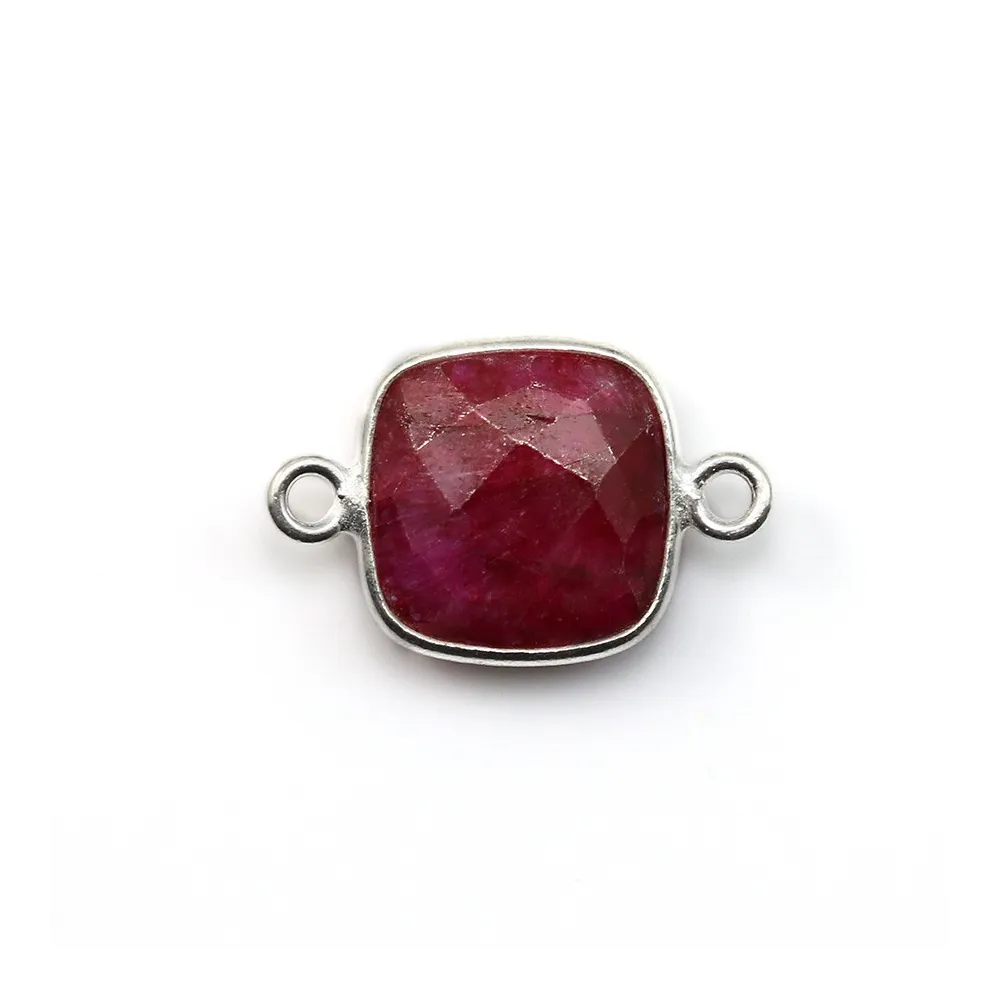 Pierre traitée avec 2 anneaux couleur rubis sertie sur argent 925 carré facettée 11mm x 1pc