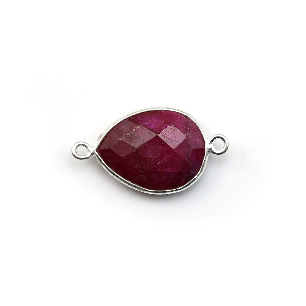 Pierre traitée avec 2 anneaux couleur rubis sertie sur argent 925 goutte facettée 13x17mm x 1pc