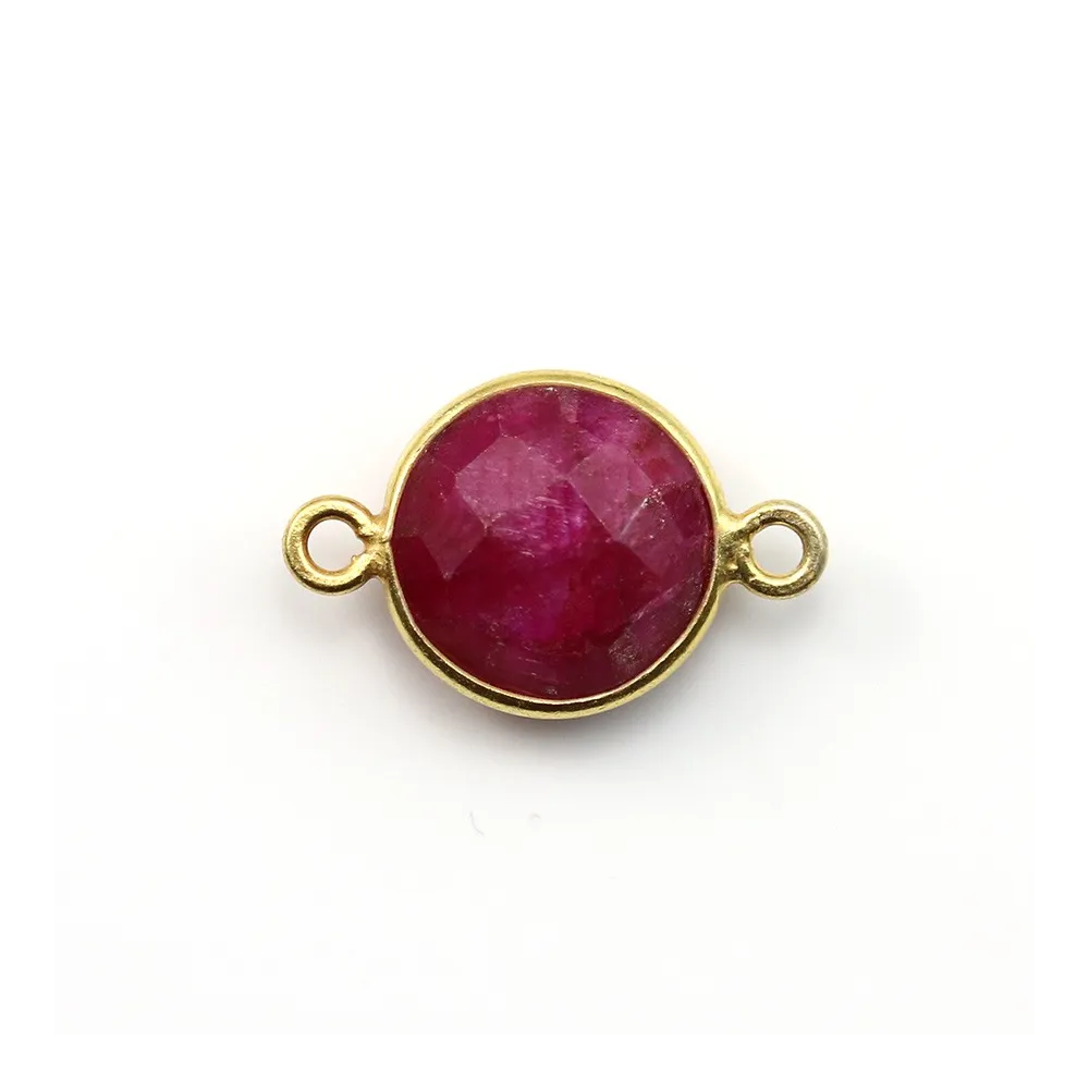 Pierre traitée couleur rubis sertie sur argent 925 doré à l'or fin ronde facettée et 2 anneaux 11mm x 1pc