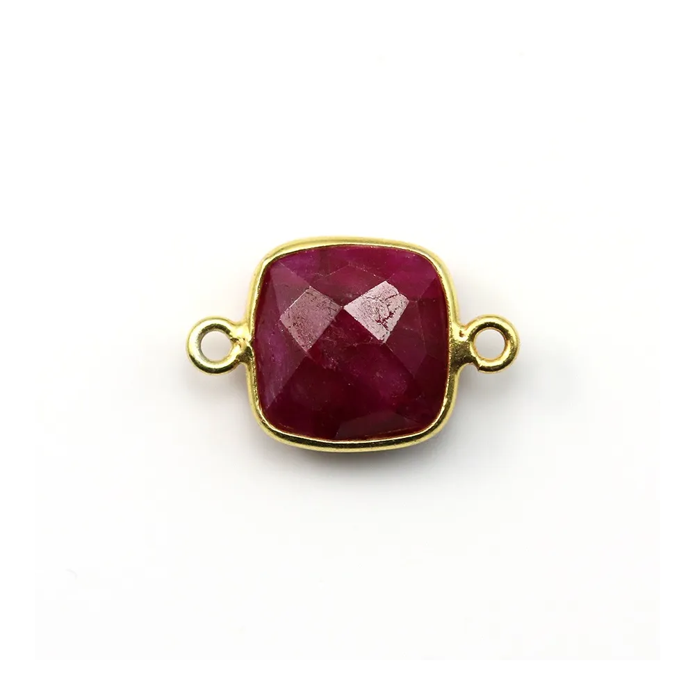 Pierre traitée avec 2 anneaux couleur rubis sertie sur argent 925 carré facettée 11mm x 1pc