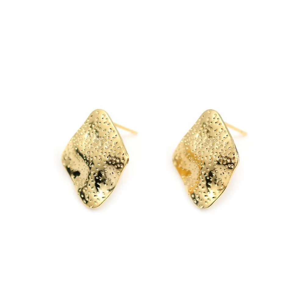 Clous d'oreilles losange martelé, doré sur laiton 17x19mm x 2pcs