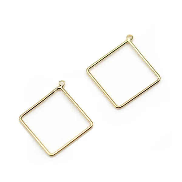 Pendentif en forme losange 23x21mm , plaqué par "flash"or sur laiton x 4pcs