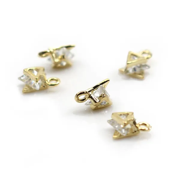 Breloque en forme de triangle avec zirconium , plaqué par "flash" or sur laiton  x 2pcs