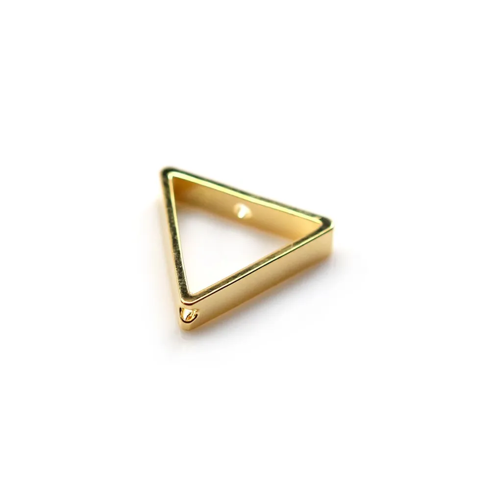 Intercalaire de forme triangle 0.8x3x15mm, plaqué par "flash" or sur laiton x 4pcs