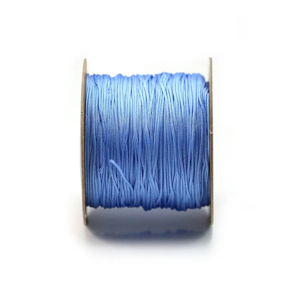 Fil polyester, de couleur bleu ciel, mesurant 0.8mm x 100m