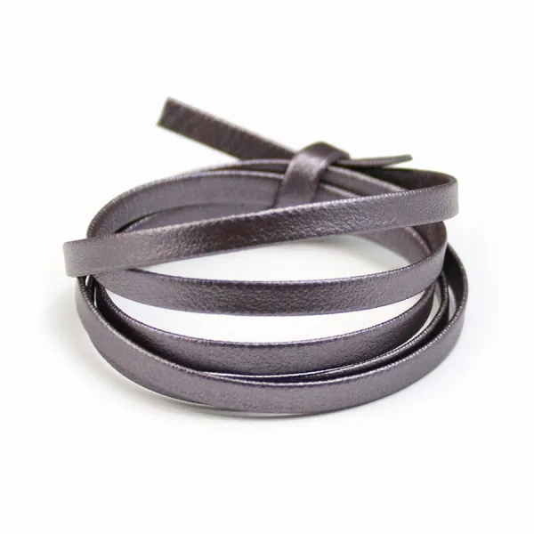 Cuir synthétique, de forme plate, de couleur prune irisé, 5mm x 90cm
