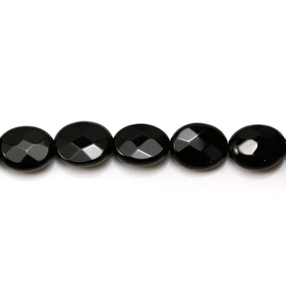 Onyx en forme d'ovale facetté, sur fil, mesurant 8x10mm x 40cm