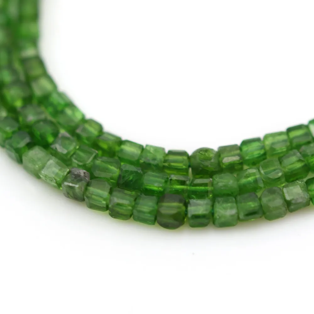 Tsavorite en forme de cube facette 2mm x 40cm