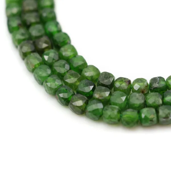 Tsavorite, en forme de cube facetté, 4mm x 39cm