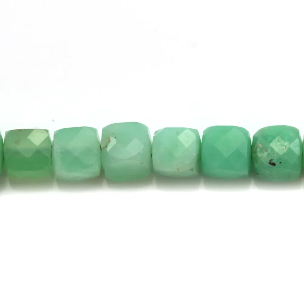 Chrysoprase de forme cube facettée 3.5-4mm x 40cm