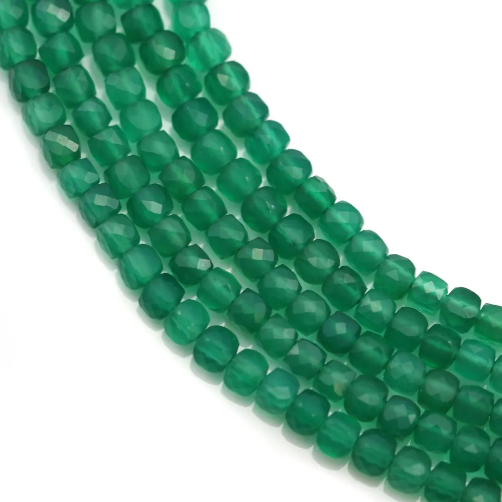 Agate verte, cube facetté, 3mm x 40cm
