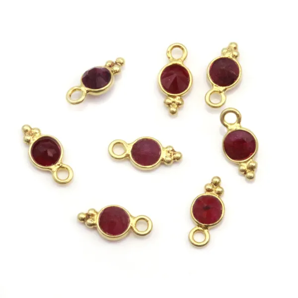 Breloque en Pierre traitée couleur rubis rond facetté serti argent 925 doré à l'or fin 5x11mm x 1pc