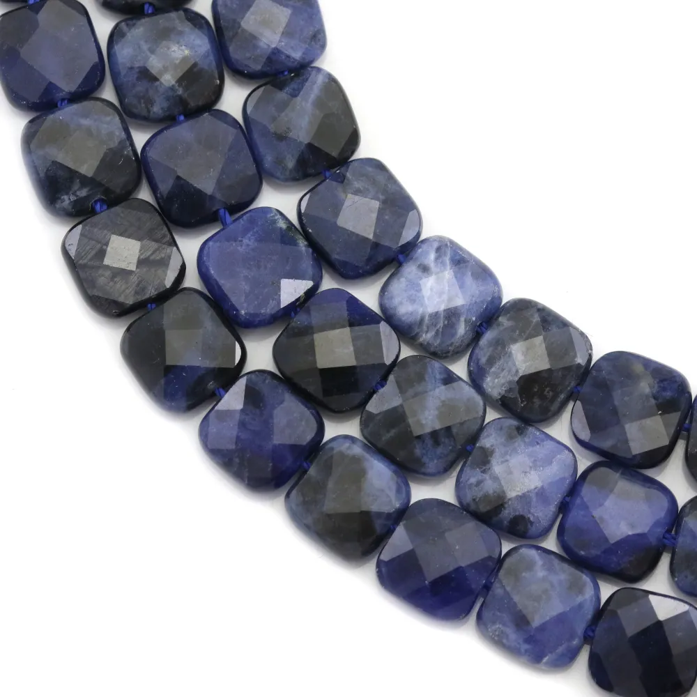 Sodalite de forme carré facettée 8mm x 39cm