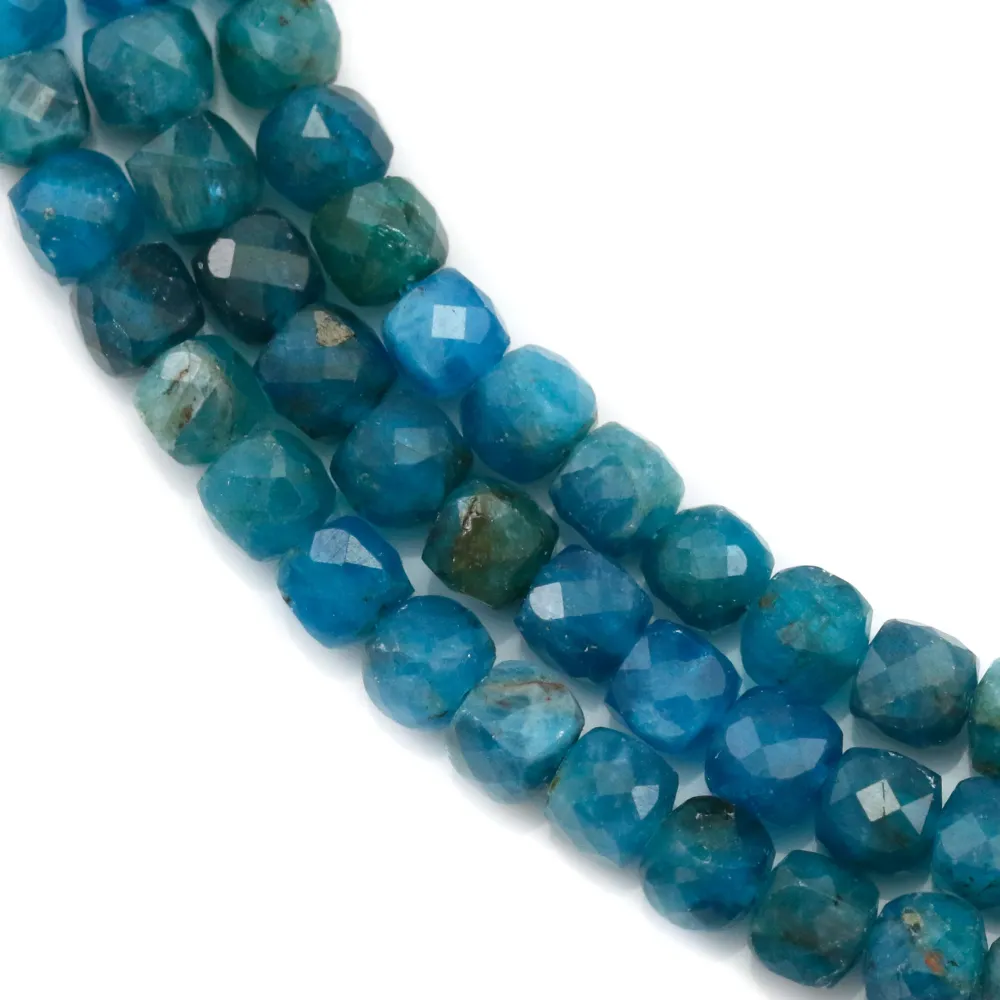 Apatite, en forme de cube facetté, 4-4.5mm x 40cm