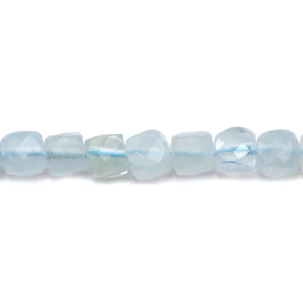 Aigue marine, de forme cube facetté, 4.5-5 mm x 40cm