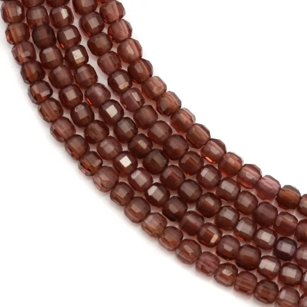 Granate piropo, forma cúbica facetada 2mm x 40cm