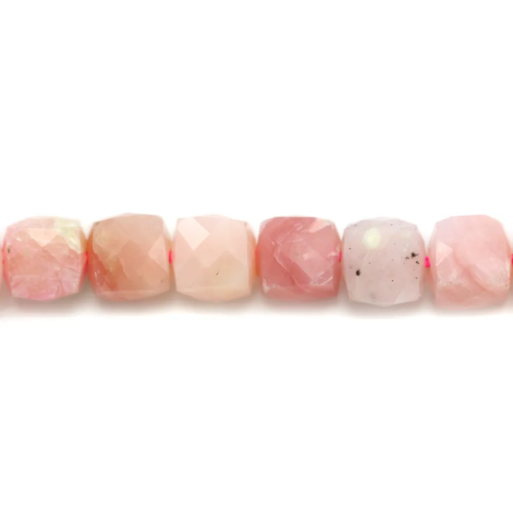 Opale rose, de forme cube facetté, 4.5-5 mm x 40cm