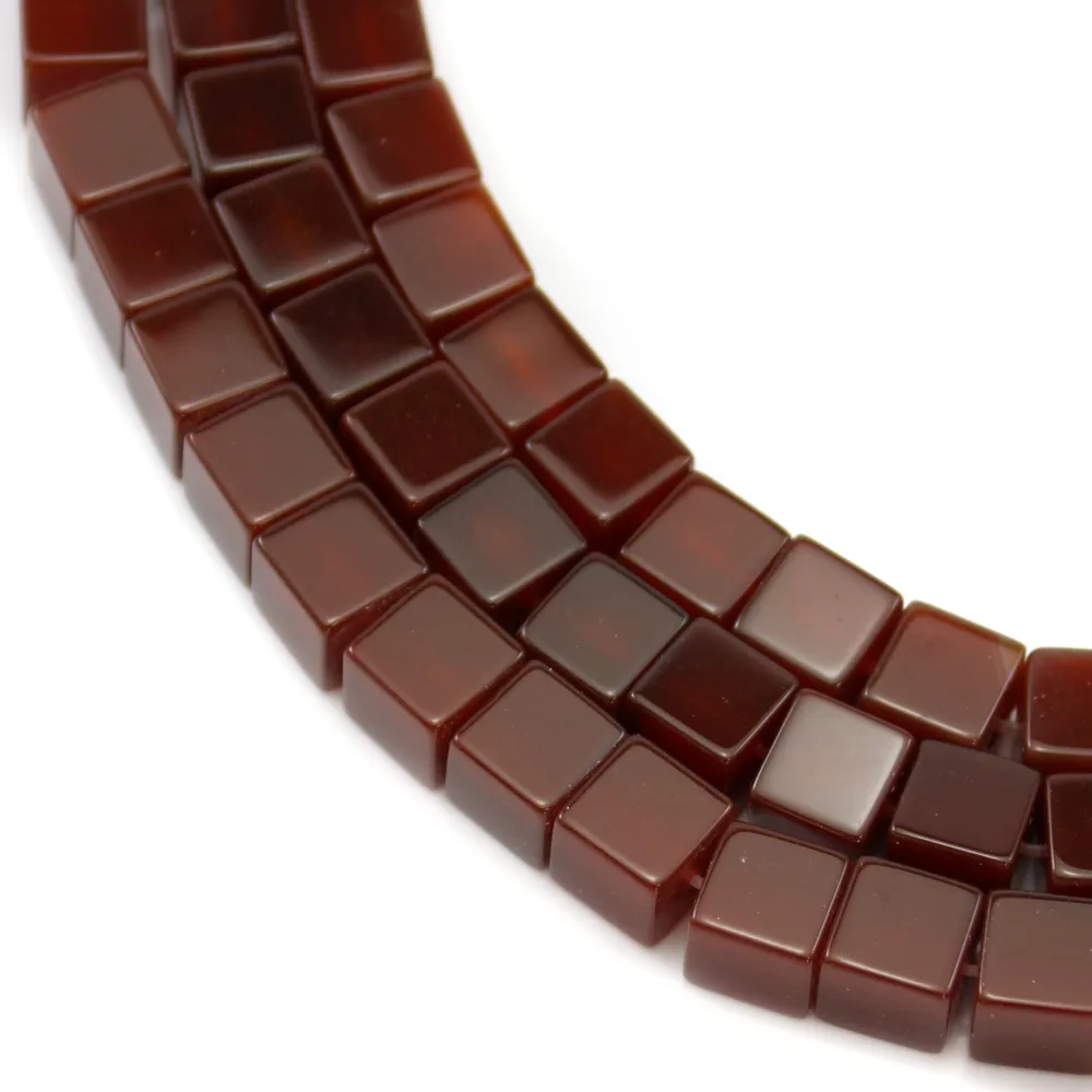 Agate teinté en rouge, de forme carré, mesurant 8mm x 40cm