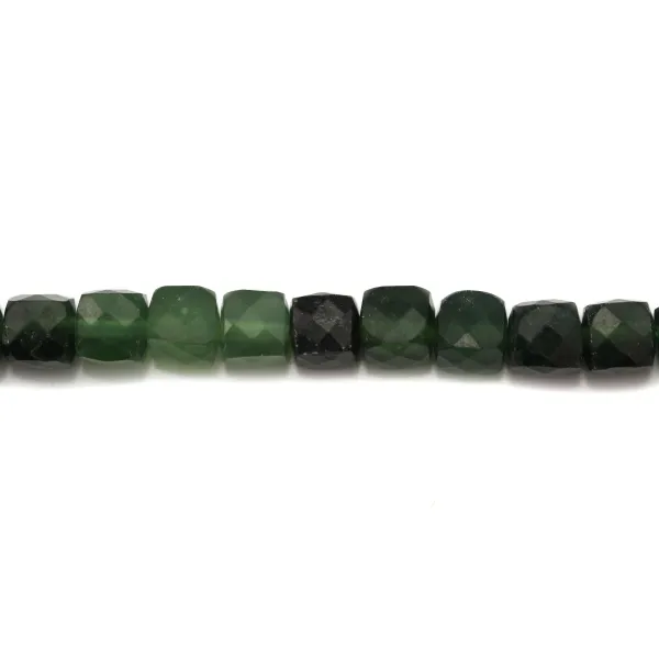 Jade vert, de forme cube facetté, 5 mm x 40cm
