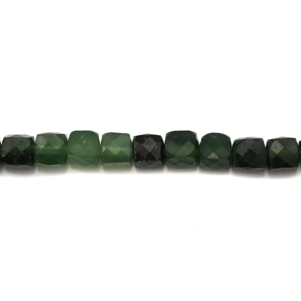 Jade vert, de forme cube facetté, 5 mm x 40cm