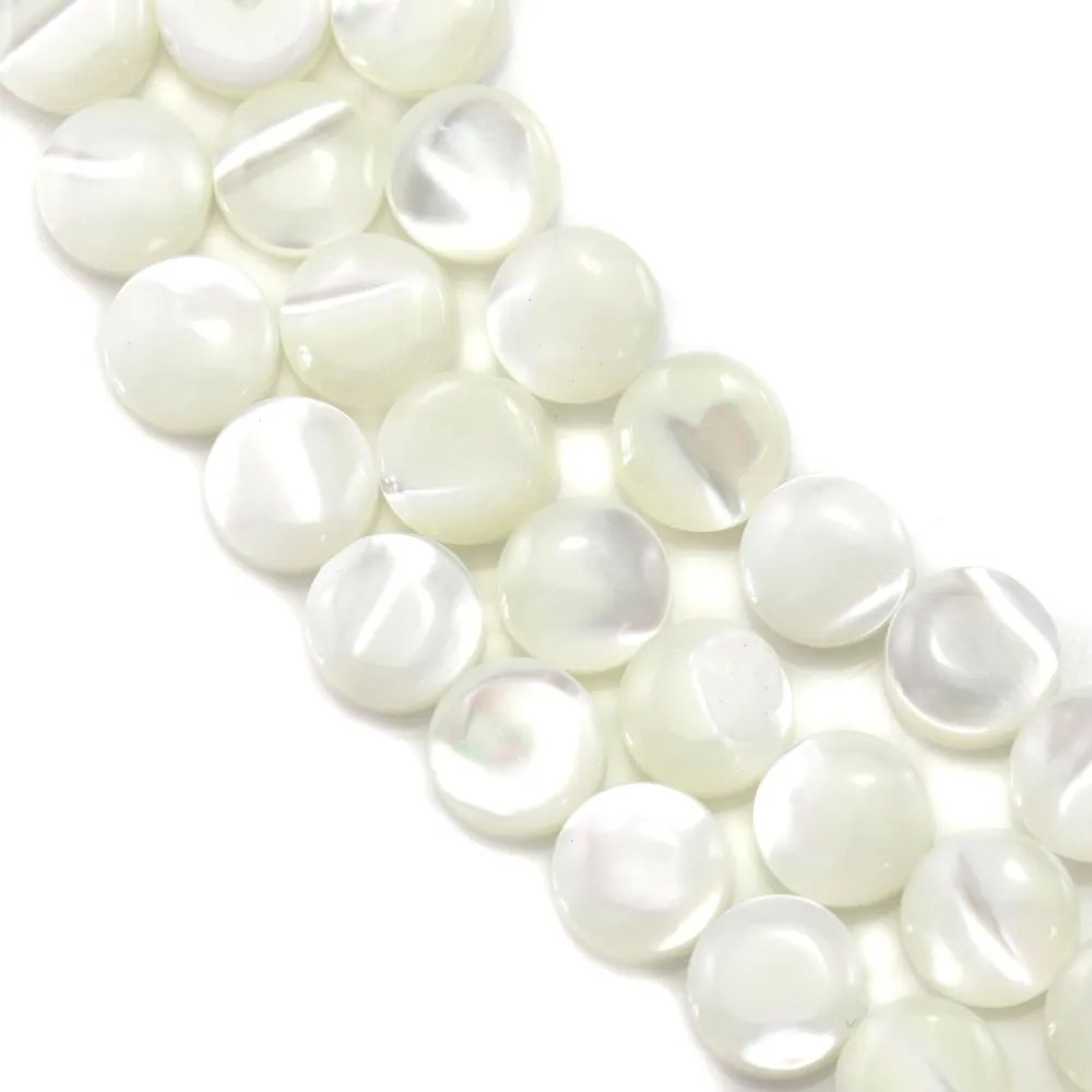 Nacre blanche en rond plat sur fil 6mm x 40cm