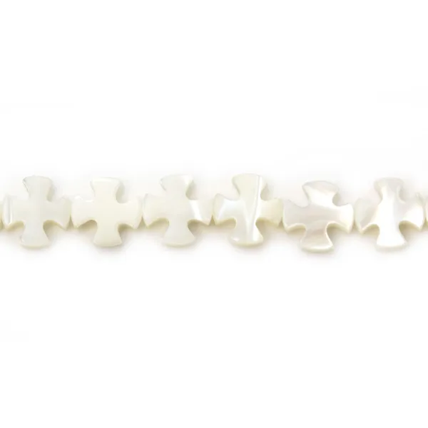 Nacre blanche en forme de croix sur fil 8mm x 40cm