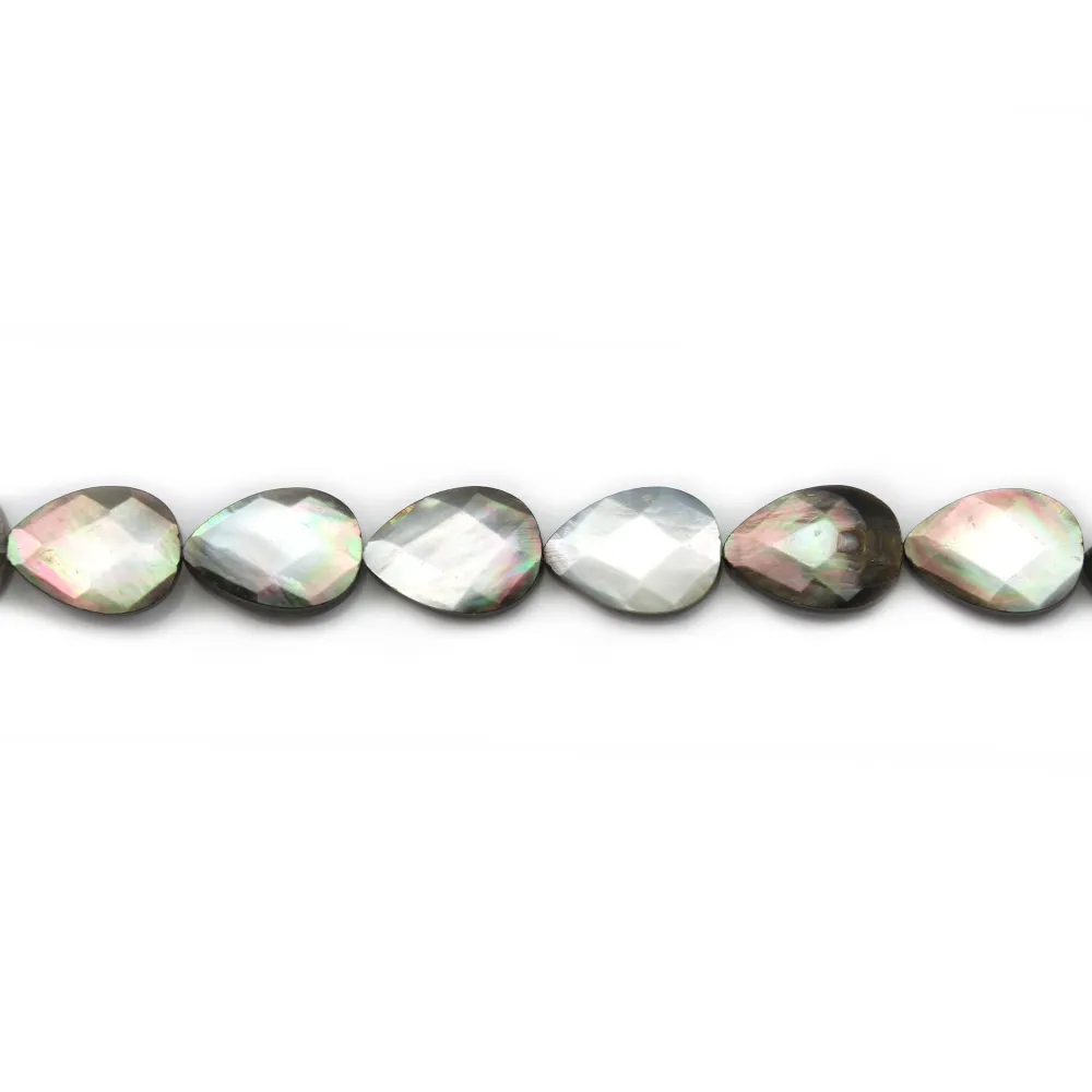 Nacre grise en goutte plate facettée sur fil 14x18mm x 40cm