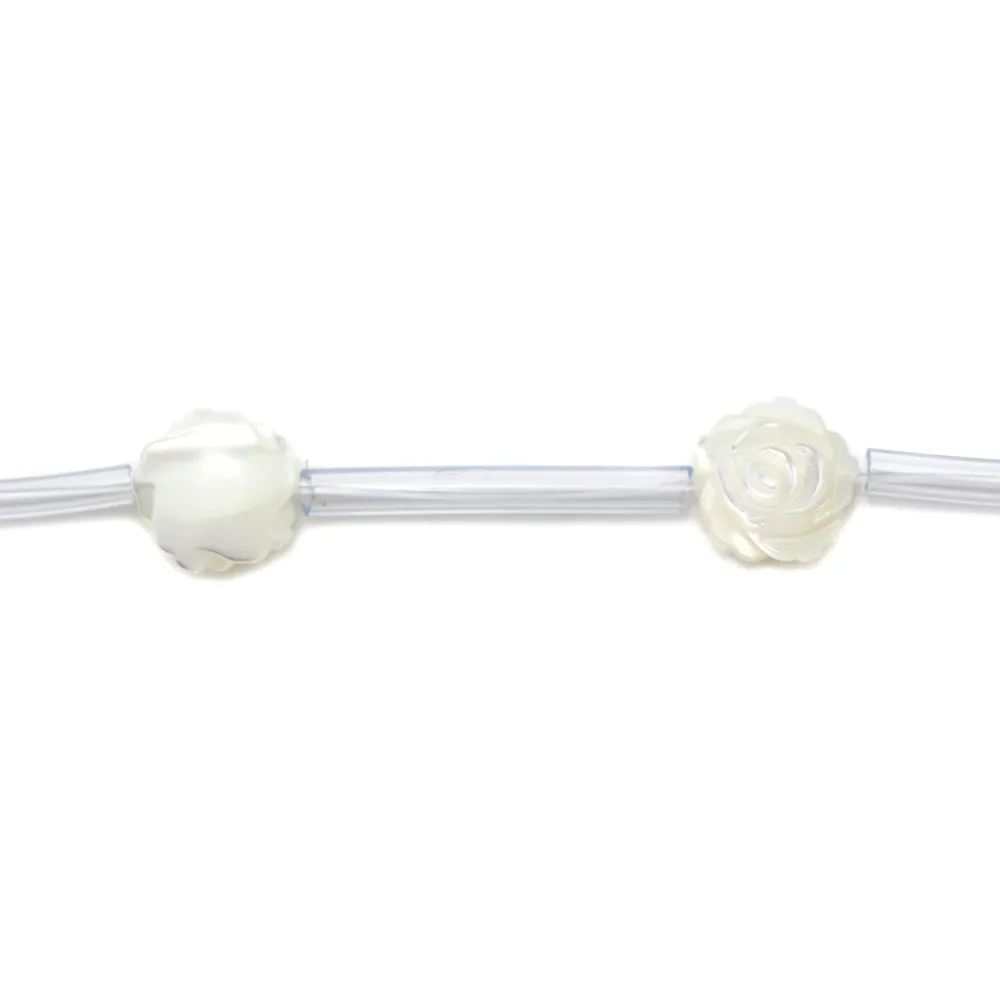 Nacre blanche en forme de rose sur fil 8mm x 40cm