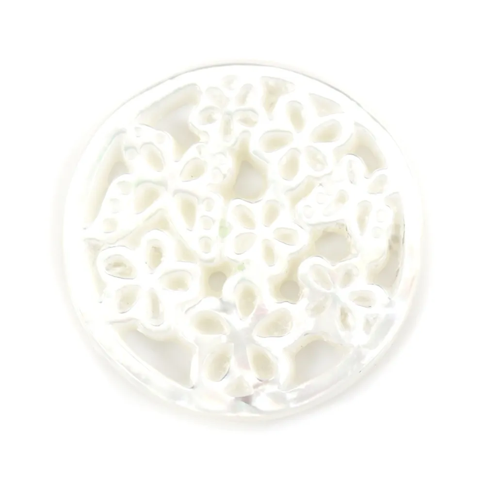 Nacre blanche et ronde avec fleurs et papillons ajourés 18mm x 1pc