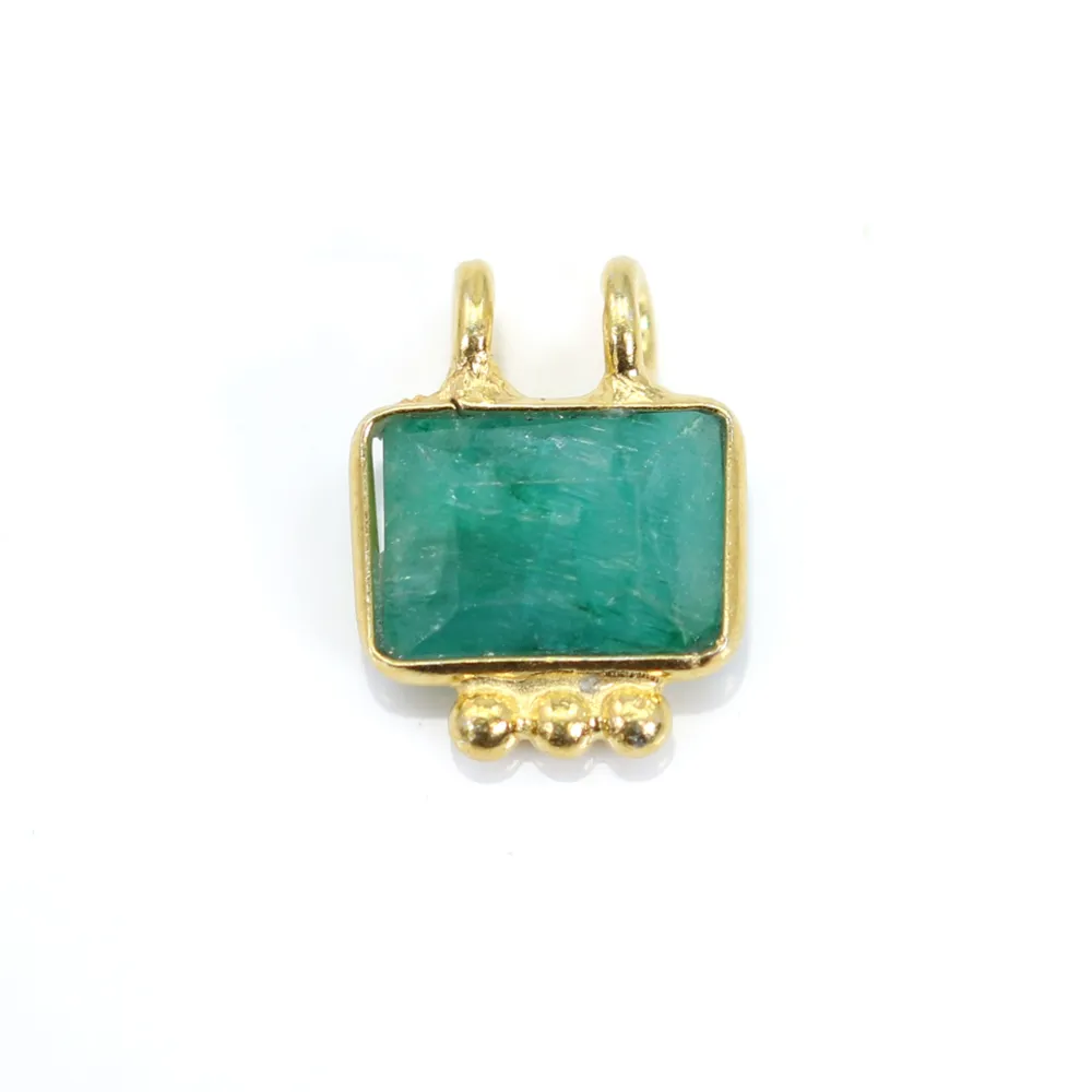 Breloque Pierre teintée émeraude rectangle serti argent 925 doré à l'or fin - 2 anneaux - 8x10mm x 1pc
