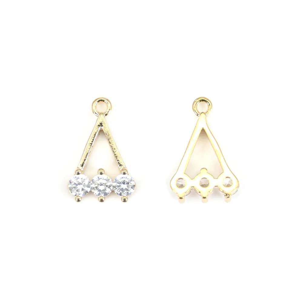 Pendentif triangulaire avec zirconium plaquée par "flash" or sur laiton x 2pcs