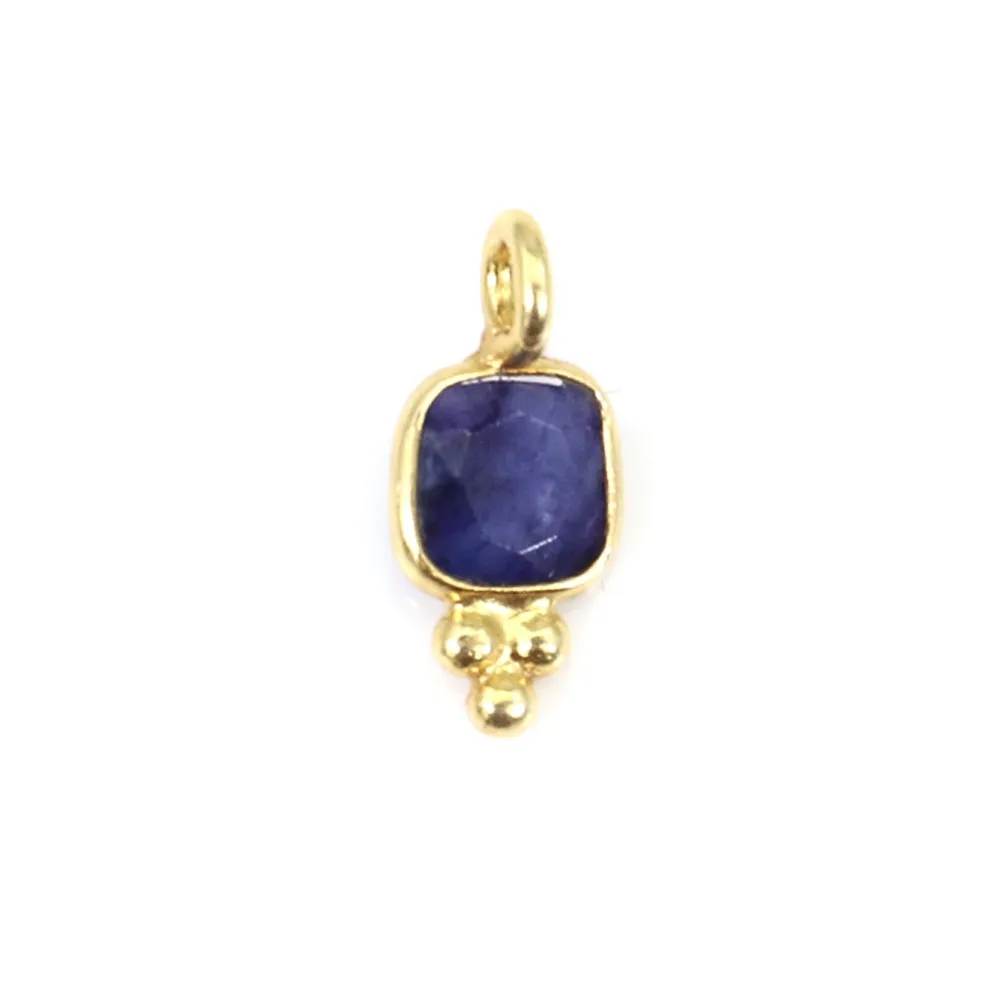 Pendente quadrado de pedra facetada de cor safira em prata de lei 925 com banho de ouro fino 5x11mm x 1 unidade