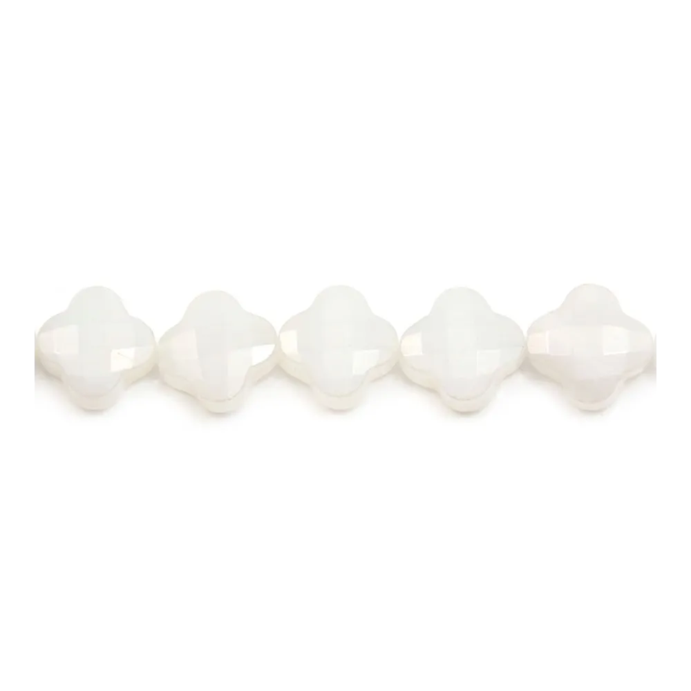 Jade Blanc trèfle facetté 10mm x 1pc